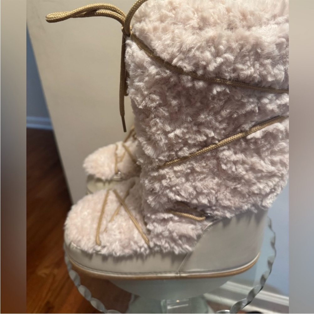 Shoe Dazzle Cream Fuzzy Winter Boots - Picture 2 of 6